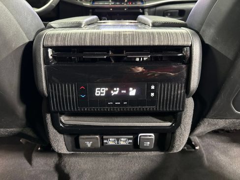 Used 2024 Jeep Wagoneer L Series II w/ Flexible Seating Group AWD/4WD image 16