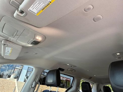 Used 2023 Chrysler Pacifica Touring-L FWD image 11