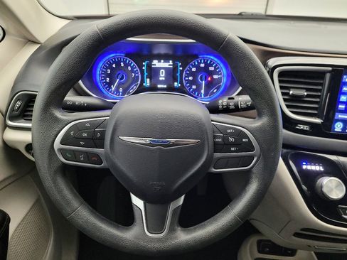 Used 2017 Chrysler Pacifica Touring FWD image 22