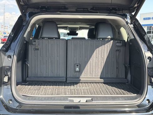 Used 2021 Toyota Highlander XLE AWD/4WD image 32