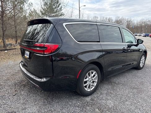 Used 2025 Chrysler Pacifica Select image 9