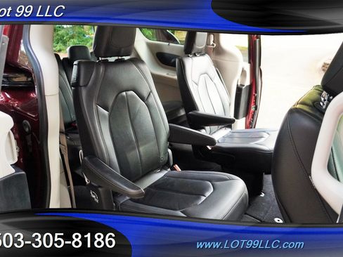 Used 2017 Chrysler Pacifica Touring-L FWD image 16