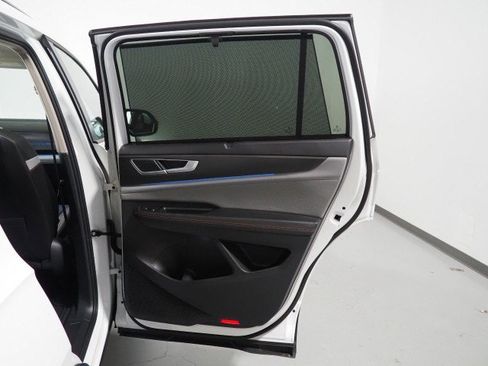 Used 2025 Volkswagen Atlas Peak Edition image 55