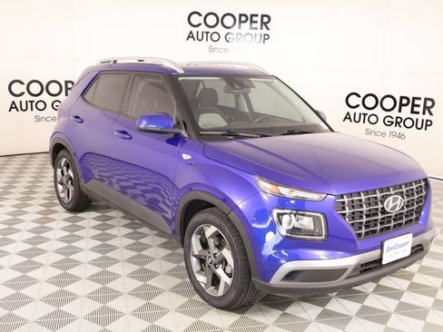 Used 2022 Hyundai Venue SEL FWD image 1