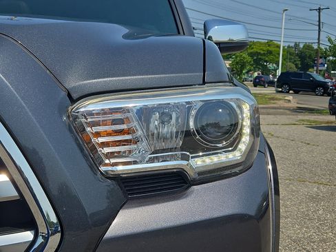 Used 2018 Toyota Tacoma Limited AWD/4WD image 10