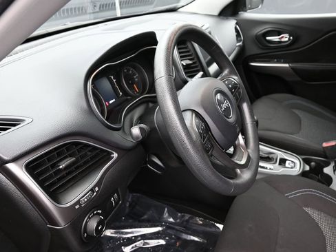 Used 2019 Jeep Cherokee Latitude w/ Popular Appearance Group FWD image 11