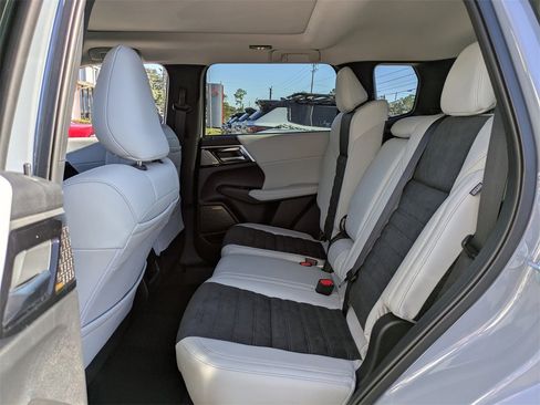 New 2026 Mitsubishi Outlander SE image 14