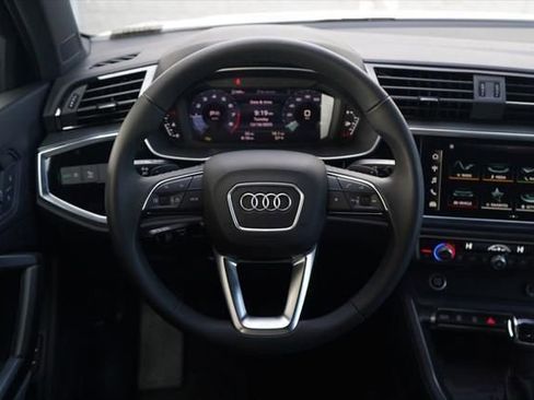 New 2025 Audi Q3 2.0T Premium image 9