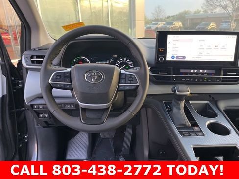 Used 2025 Toyota Sienna XLE image 17