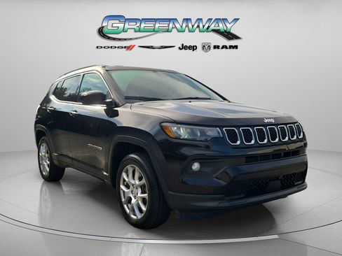Used 2023 Jeep Compass Latitude image 1
