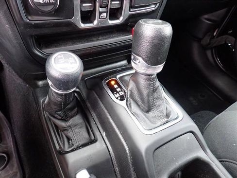 Used 2023 Jeep Wrangler Unlimited w/ Sun & Screen Package AWD/4WD image 15