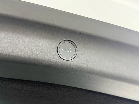 Used 2022 Tesla Model Y Long Range image 36