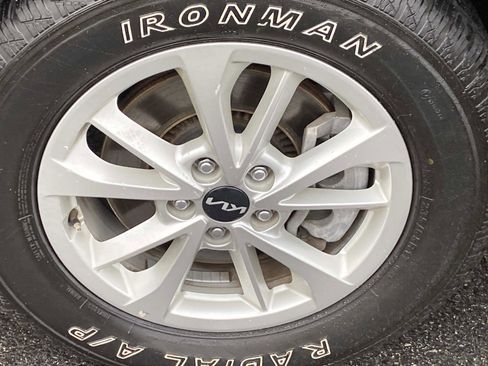 Used 2024 Kia Carnival LX FWD image 26