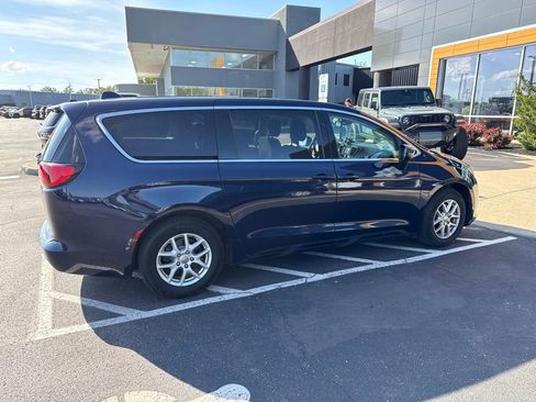 Used 2017 Chrysler Pacifica Touring FWD image 3
