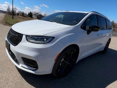 Used 2025 Chrysler Pacifica Limited FWD image 3