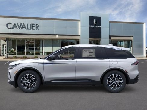 Used 2026 Lincoln Nautilus Premier AWD/4WD image 3