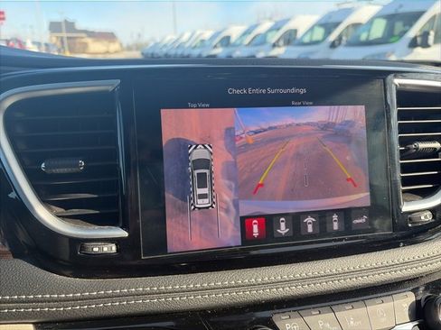 Used 2024 Chrysler Pacifica Limited w/ Uconnect Theater Family Group image 18