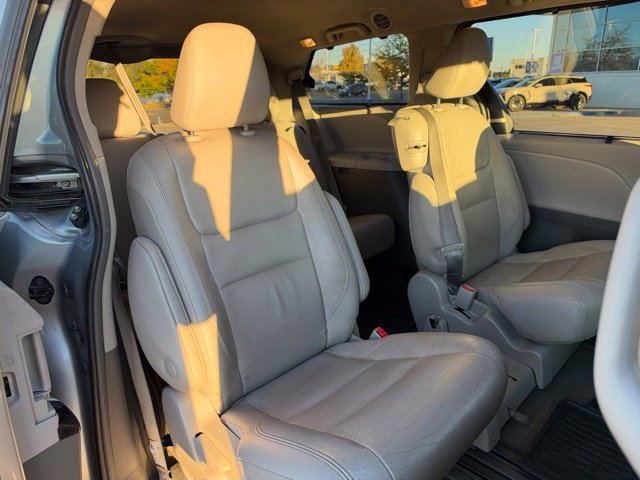 Used 2018 Toyota Sienna XLE FWD image 18