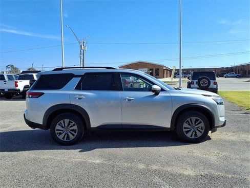 Used 2025 Nissan Pathfinder SV image 2