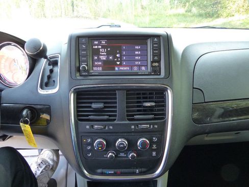 Used 2019 Dodge Grand Caravan SE FWD image 27