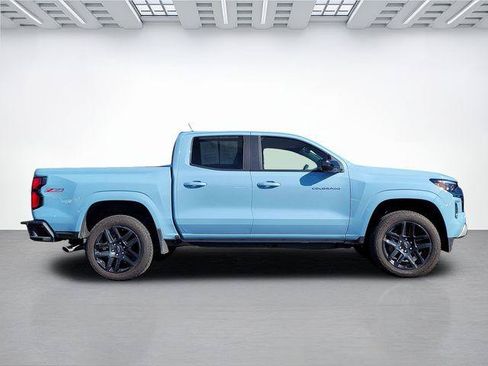 Used 2025 Chevrolet Colorado Z71 w/ Technology Package AWD/4WD image 4