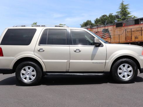 Used 2006 Lincoln Navigator Luxury RWD image 10