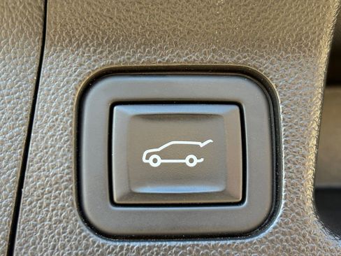 Used 2023 GMC Acadia SLT image 11