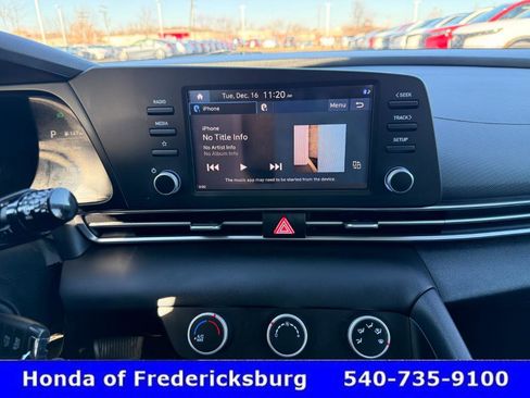 Used 2023 Hyundai Elantra SE w/ Preferred Accessory Package image 18