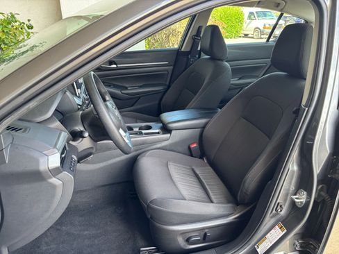 Used 2025 Nissan Altima 2.5 SV FWD image 37