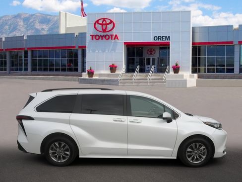 Used 2023 Toyota Sienna XLE image 6