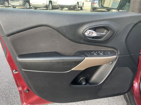 Used 2017 Jeep Cherokee Sport image 10