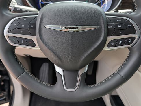 Used 2023 Chrysler Pacifica Limited FWD image 25