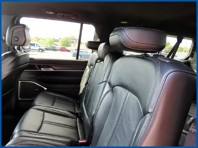 Certified 2024 Jeep Wagoneer L Series II w/ Flexible Seating Group AWD/4WD image 10