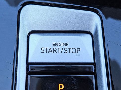 Used 2025 Volkswagen Atlas SE image 36