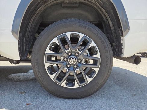 Used 2025 Toyota Tundra Limited AWD/4WD image 33