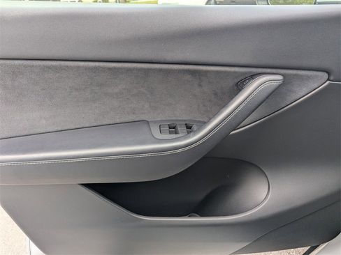 Used 2021 Tesla Model Y Long Range image 25