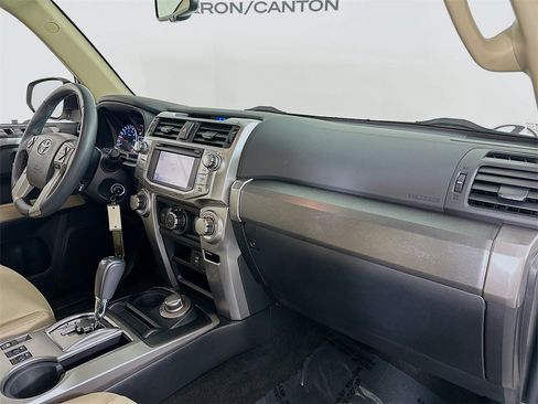 Used 2018 Toyota 4Runner SR5 Premium image 31