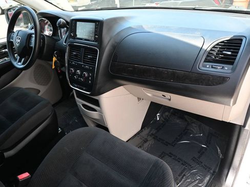 Used 2019 Dodge Grand Caravan SE w/ UConnect Hands-Free Group FWD image 11