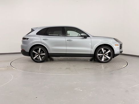 Used 2025 Porsche Cayenne AWD/4WD image 8