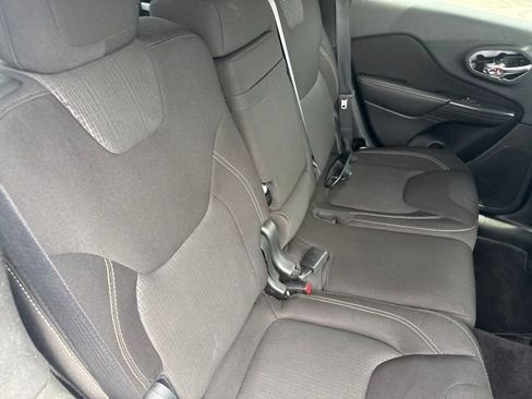 Used 2016 Jeep Cherokee Latitude w/ Cold Weather Group AWD/4WD image 18