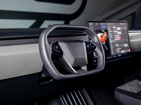 Used 2024 Tesla Cybertruck AWD Crew Cab image 31