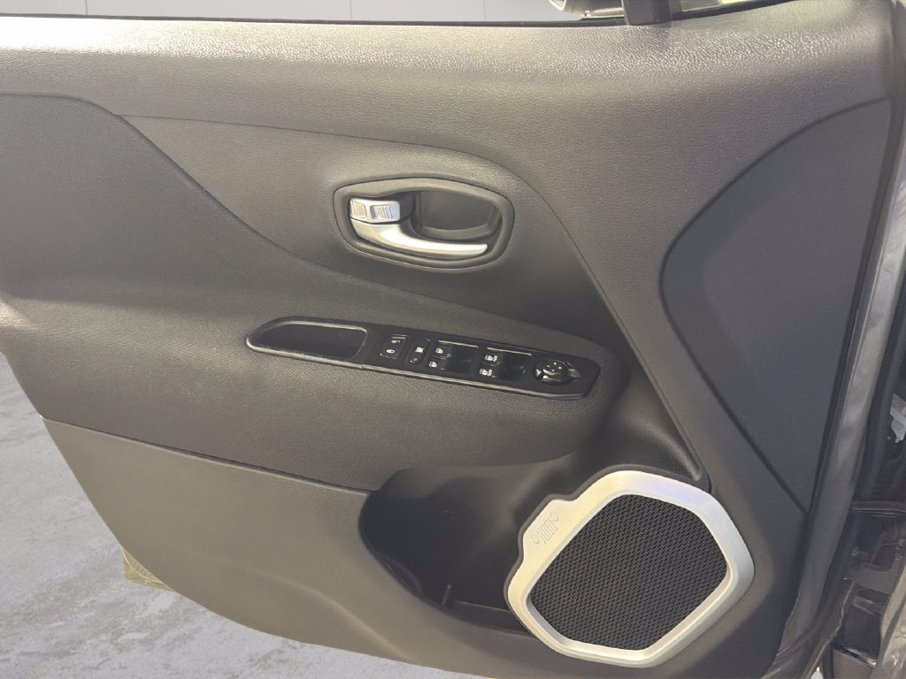 Used 2021 Jeep Renegade Latitude FWD image 25