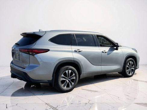 Used 2020 Toyota Highlander XLE AWD/4WD image 2