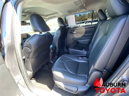 Used 2023 Toyota Highlander XLE AWD/4WD image 30