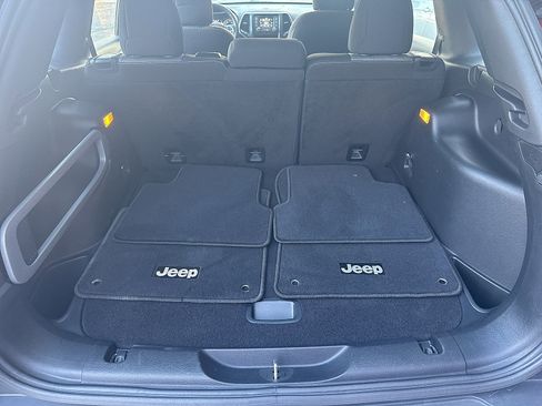 Used 2016 Jeep Cherokee Sport image 30