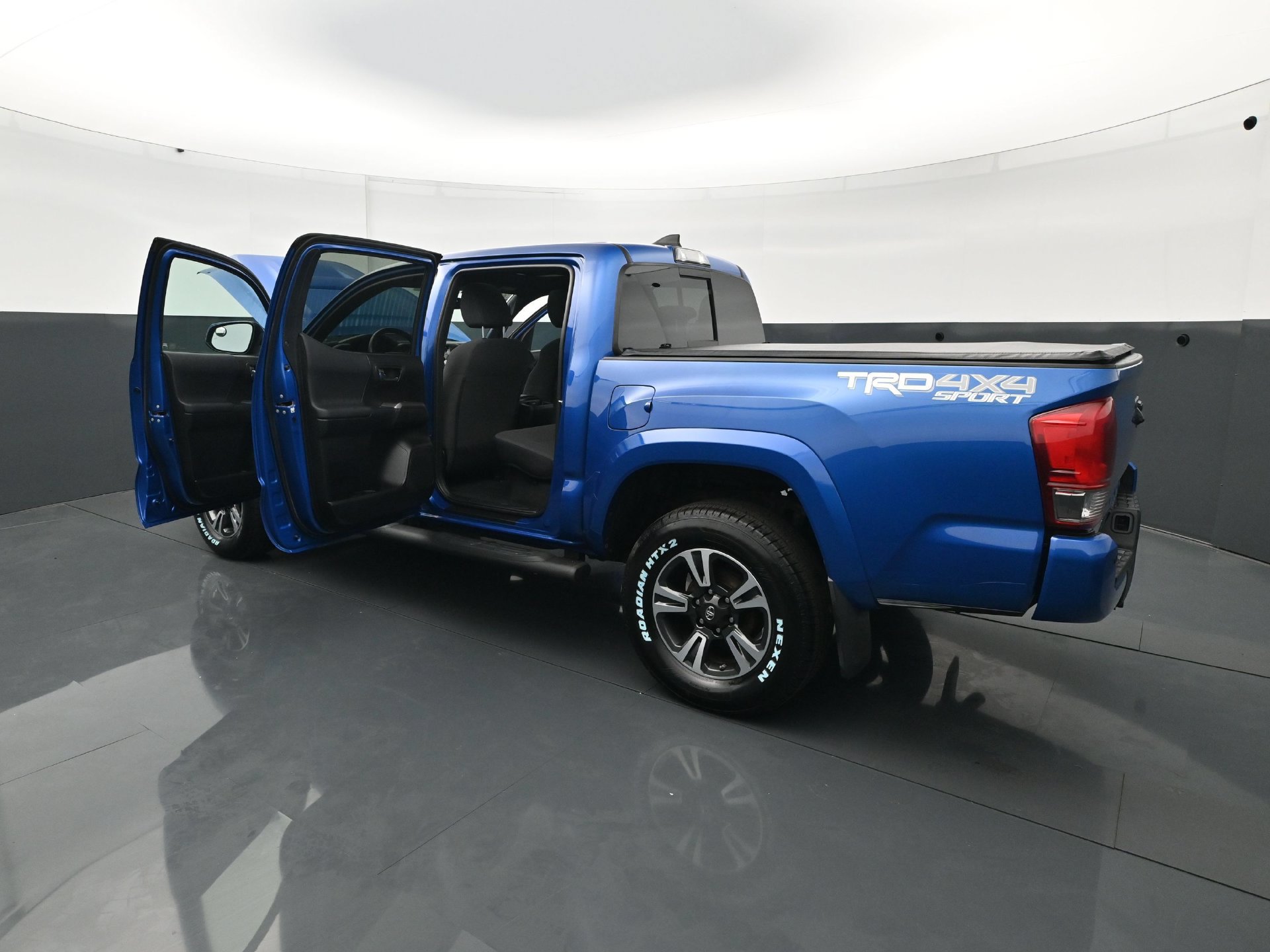 Used 2017 Toyota Tacoma TRD Sport w/ Premium & Technology Package AWD/4WD image 29