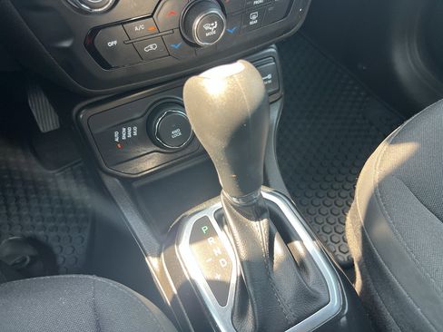 Used 2022 Jeep Renegade Altitude w/ Convenience Group AWD/4WD image 10