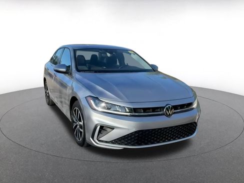 Used 2025 Volkswagen Jetta SE image 3