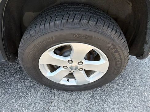 Used 2012 Jeep Grand Cherokee Laredo AWD/4WD image 16