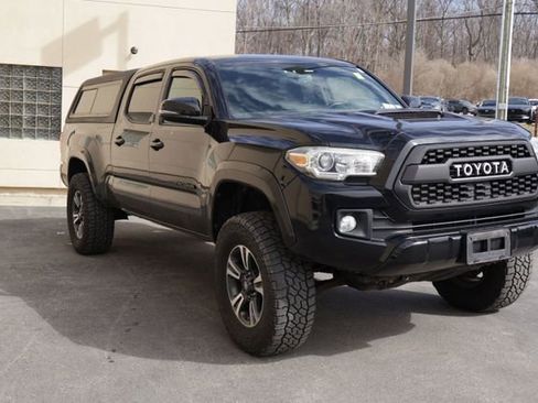 Used 2016 Toyota Tacoma TRD Sport w/ Towing Package image 2